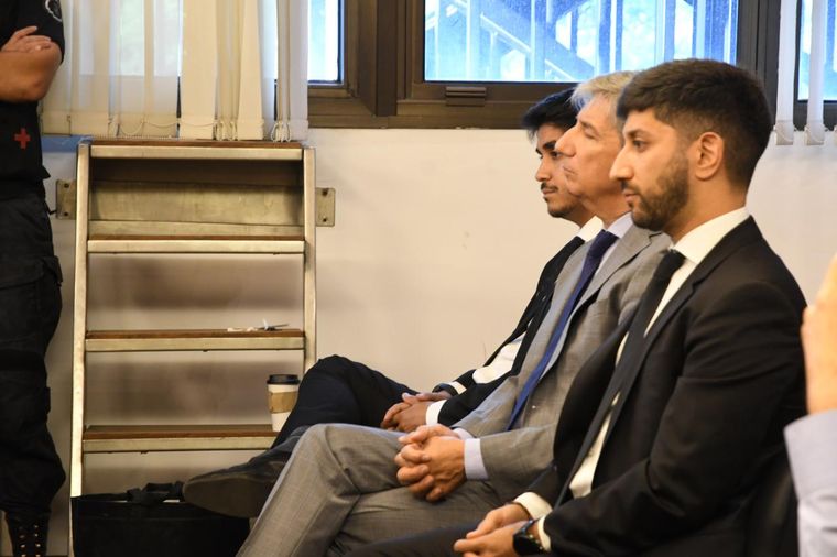 Walter Bento, con sus hijos Nahuel y Luciano a su lado.&nbsp;