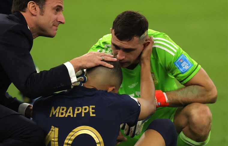 Dibu Martínez El arquero habló sobre sus criticados gestos contra Mbappé.