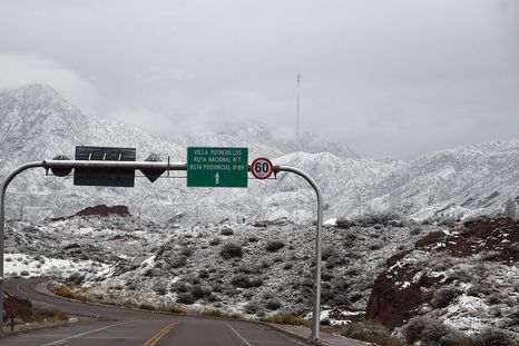 Durante las vacaciones de invierno en Mendoza, el hielo en la calzada obliga a extremar los cuidados al conducir, especialmente en rutas de montaña y zonas rurales. Durante las vacaciones de invierno en Mendoza, el hielo en la calzada obliga a extremar los cuidados al conducir, especialmente en rutas de montaña y zonas rurales.
