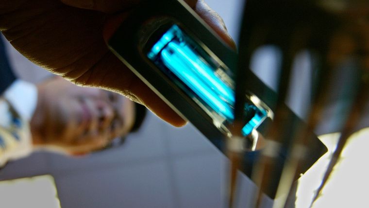 Uso de una lamparilla de luz ultravioleta. Foto: RT
