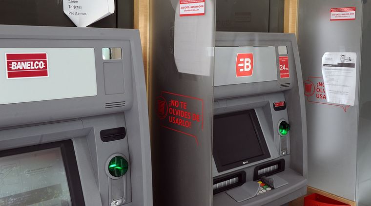 Pese a que los bancos estén cerrados, se puede extraer dinero del cajero. Pese a que los bancos estén cerrados, se puede extraer dinero del cajero.