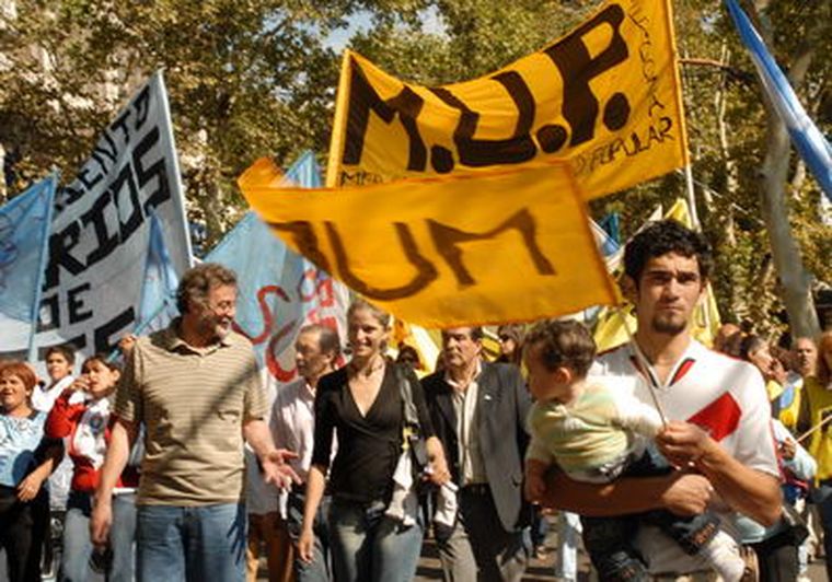 Desde la Legislatura marcharon hasta el kilómetro cero. Foto: Gerardo Gómez/ MDZ