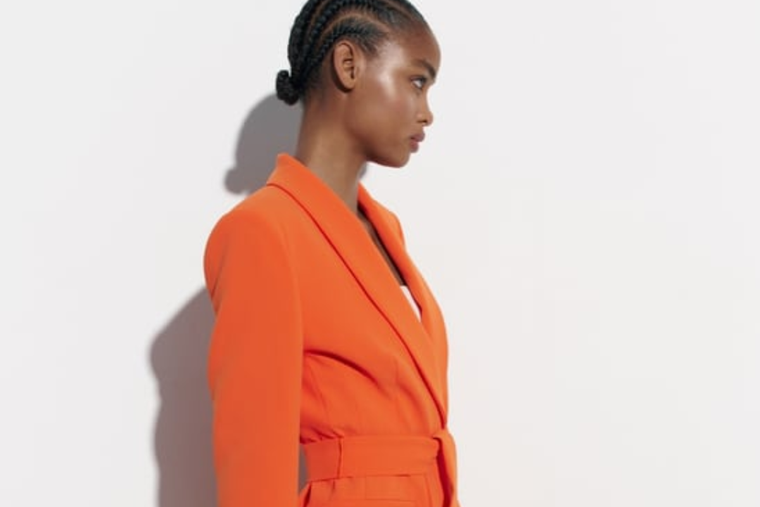 Este es el increíble traje naranja que está brillando esta temporada. Foto: Zara