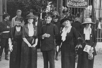 MDZol | tatarabuelos Mendocinos en la entrada del zoológico (circa 1910). Archivo General de la Nación.