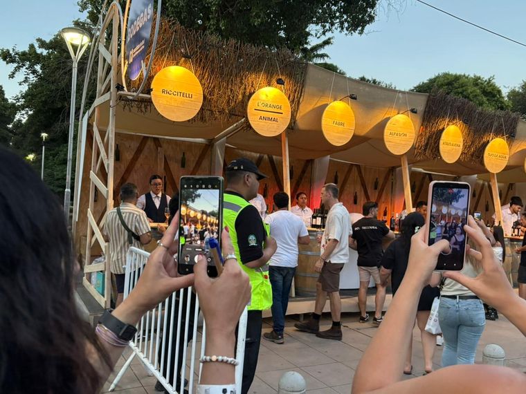 Con celular en mano, todos quisieron llevarse una postal de la Peatonal del Vino. Con celular en mano, todos quisieron llevarse una postal de la Peatonal del Vino.