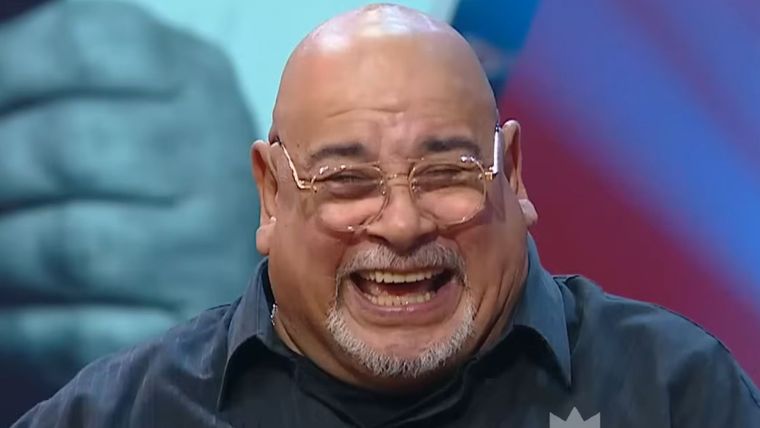 El actor se rio ante el comentario del conductor. El actor se rio ante el comentario del conductor.