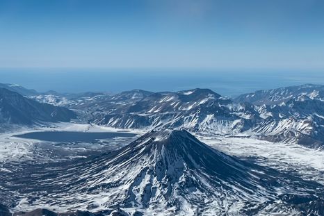 captaron desde el cielo una postal unica del volcan maipo y la laguna del diamante captaron desde el cielo una postal unica del volcan maipo y la laguna del diamante