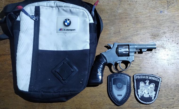 El revólver calibre 22 que fue hallado dentro de un morral que llevaba el sospechoso. El revólver calibre 22 que fue hallado dentro de un morral que llevaba el sospechoso.