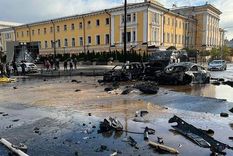Foto: DW. Los servicios de rescate inspeccionan la zona de uno de los bombardeos de ayer en Kiev.