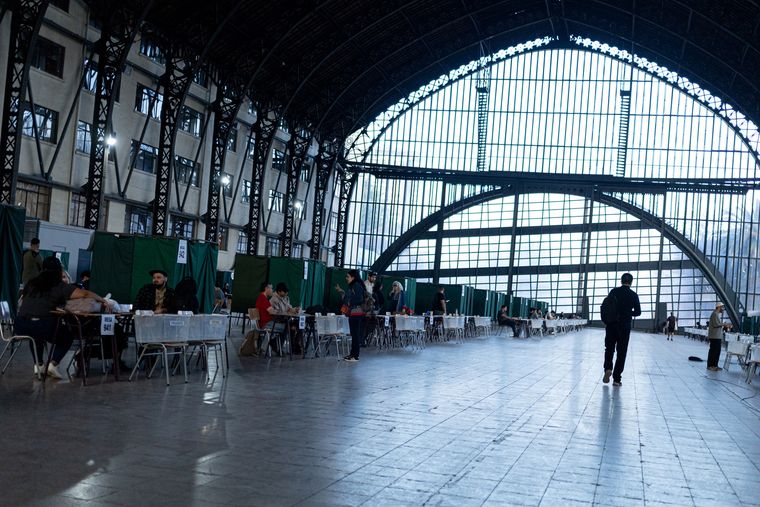 Ya abrieron los comicios para las elecciones presidenciales en Chile, marcadas por el voto obligatorio.