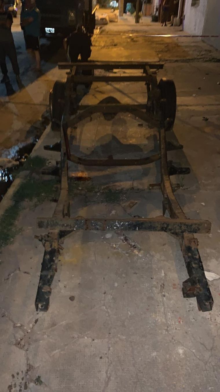 Incrustado El hombre salió corriendo, pero no tuvo en cuenta la presencia de un carro lleno de puntas filosas.