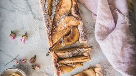 Peras con crema de almendras.