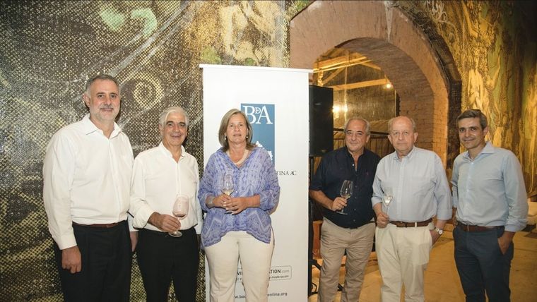 Patricia Ortiz, presidente de Bodegas de Argentina, rodeada de directores y ex presidentes de la institución.