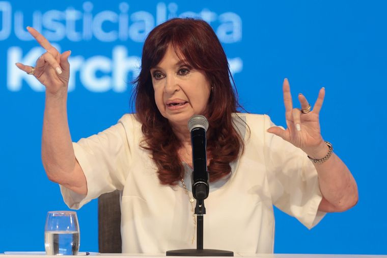 La vicepresidenta publicó un video en sus redes acusando a Macri de extorsionar a varios legisladores Foto: EFE
