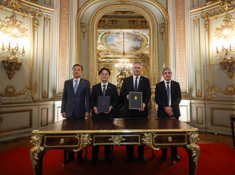 El memorando fue firmado por el ministro de Comercio, Industria y Recursos de Corea de Sur, Kim Jeong-kwan; el ministro surcoreano de Asuntos Exteriores, Cho Hyun; el canciller argentino Pablo Quirno; y el ministro de Economía, Luis Caputo.