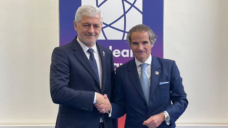 El secretario de Estrategia Nacional, Jorge Antelo, y el titular Organismo Internacional de Energía Atómica, Rafael Grossi. Foto: Argentina.gob.ar