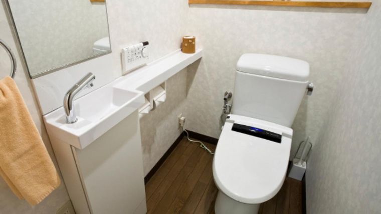 ¿Tienes un baño pequeño? Sigue estos consejos para amueblarlos y ahorra espacio