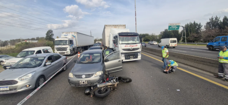 El incidente generó una choque en cadena en la autopista Foto: X