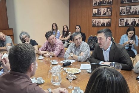 Luis Petri anoche con el directorio de la Cámara de Comercio de San Rafael. Luis Petri anoche con el directorio de la Cámara de Comercio de San Rafael.