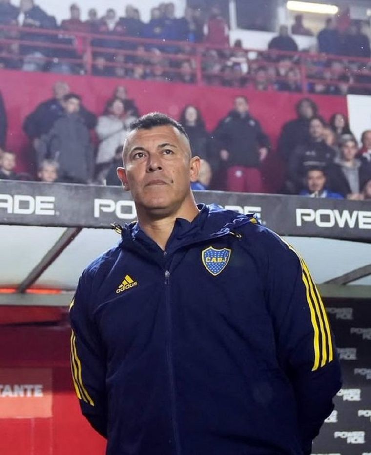 El DT mete mano en el equipo.