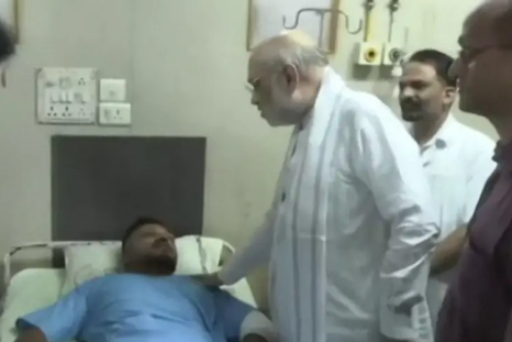 Medios indios publicaron imágenes del sobreviviente en una cama de hospital reuniéndose con el ministro del Interior, Amit Shah.