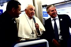 El Papa Francisco habla con los medios a bordo de su vuelo con destino a Luxemburgo. Foto: Efe.