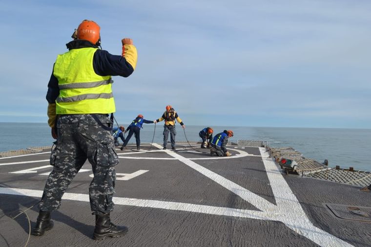Oficiales argentinos desarrollan tareas de entrenamiento en alta mar. Foto: Armada Argentina