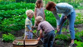 Que los niños tengan su propio espacio en una huerta ayudará a estimular la curiosidad natural de los más pequeños con la jardinería. Foto: Leigh Clapp