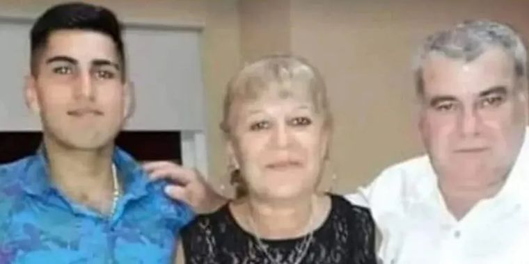 El joven junto a sus padres, todos detenidos