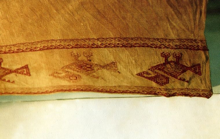 Manto de algodón con detalle de aves bordadas que envolvían al niño sacrificado en el Aconcagua Manto de algodón con detalle de aves bordadas que envolvían al niño sacrificado en el Aconcagua