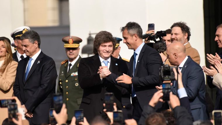 La interna libertaria quema las naves puertas adentro de la Casa Rosada, y las cámaras fotográficas se convierten en implacables detectoras de la realidad.