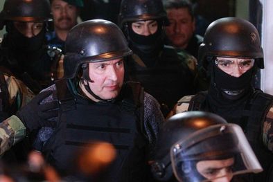 MDZol | José López, mientras era trasladado en medio de un operativo que sumaba más escenas cinematográficas al caso de los bolsos en el convento Foto: A24