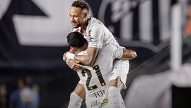 Neymar Jr. fue figura en el triunfo de Santos, pero la hinchada visitante lo provocó por su ausencia en la Selección de Brasil.