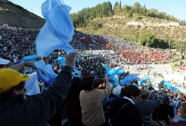 Los peregrinos se reunieron en el teatro griego. Foto: MDZ