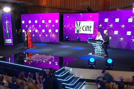 Teté Coustarot y Luciano Cáceres en el escenario principal durante la transmisión.