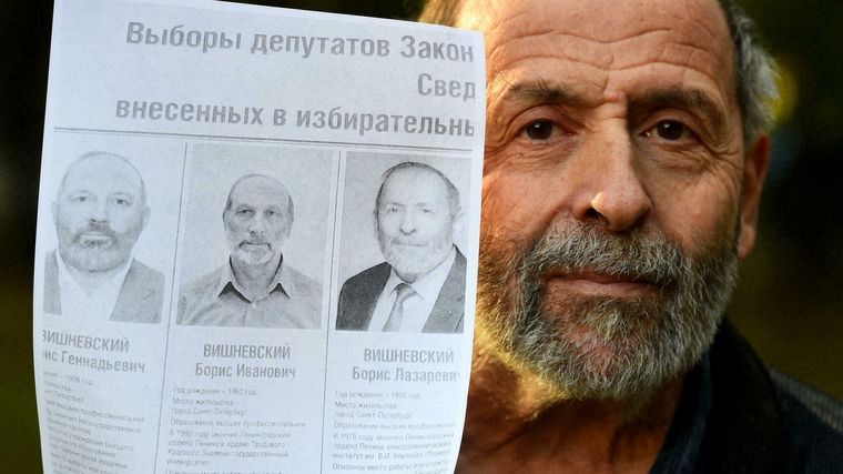 Boris Vishnevsky, candidato del partido liberal Yábloko, en los comicios legislativos, denuncia que aparecen dos clones suyos. Foto: Afp.