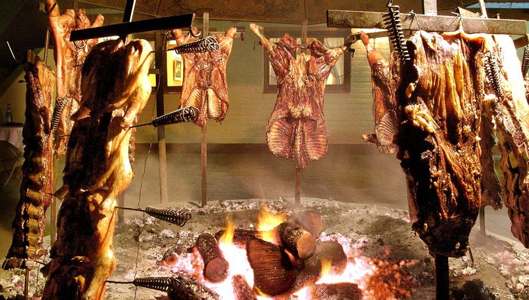 El concurso de asado y locro se organiza con el fin de celebrar los 214 años de la Revolución de Mayo con comidas típicas Foto: EFE
