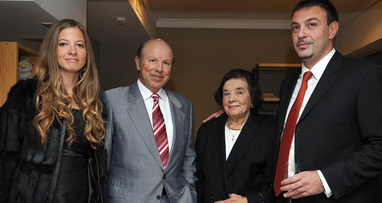 Gema Crespo, el ingeniero Osvaldo Pagano, Elsa de Pagano y el doctor Bruno Molesini Pagano, muy elegantes. Foto: Gentileza