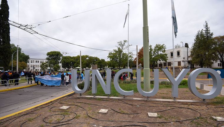 Imagen de la marcha anterior a favor de la ley de financiamiento universitario en la UNCuyo.