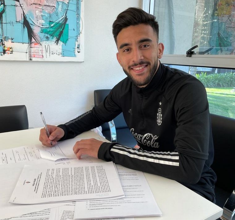 Nico firmó su nuevo vínculo en el predio de la AFA en Ezeiza Foto: ACF Fiorentina