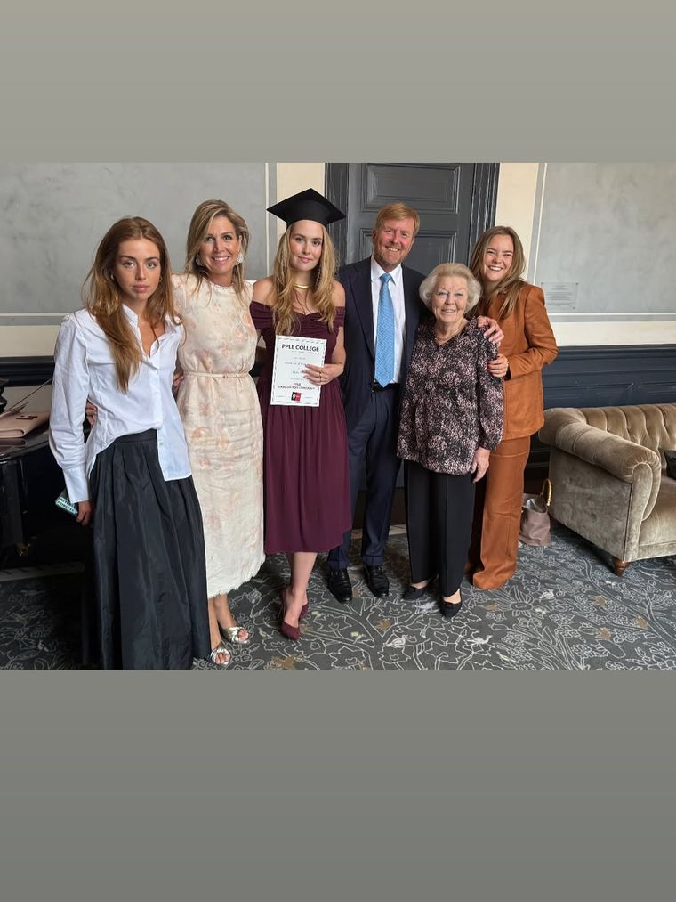 El outfit de Máxima Zorreguieta en la graduación de Amalia. El outfit de Máxima Zorreguieta en la graduación de Amalia.