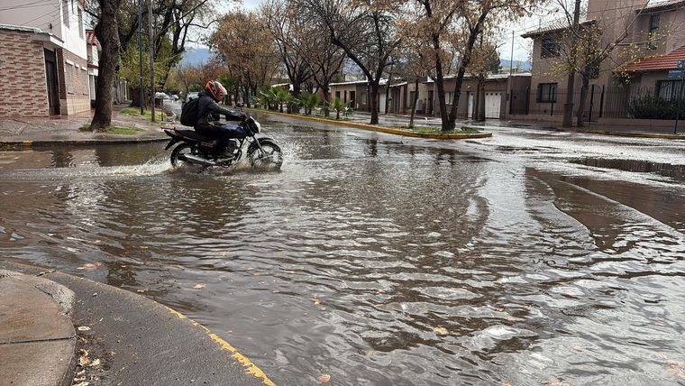 tormenta santa rosa mendoza calle inundada inundación 44