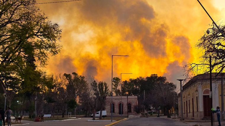 En las últimas horas, los bomberos combatieron más de diez frentes de incendios en distintas localidades de la provincia de Córdoba. Foto: InfoCba