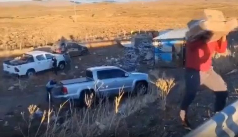 Murió un camionero y oportunistas aprovecharon para llevarse los alimentos que trasladaba Foto: Captura de video