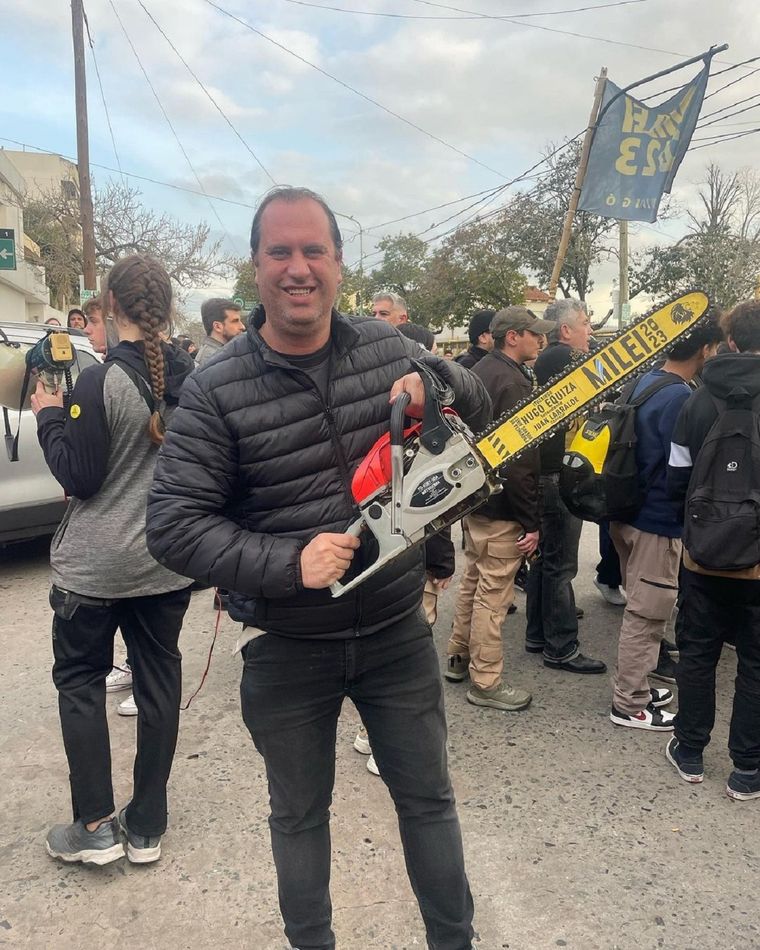 Eduardo Gianfrancesco con la motosierra característica de Javier Milei Foto: Instagram Eduardo Gianfrancesco