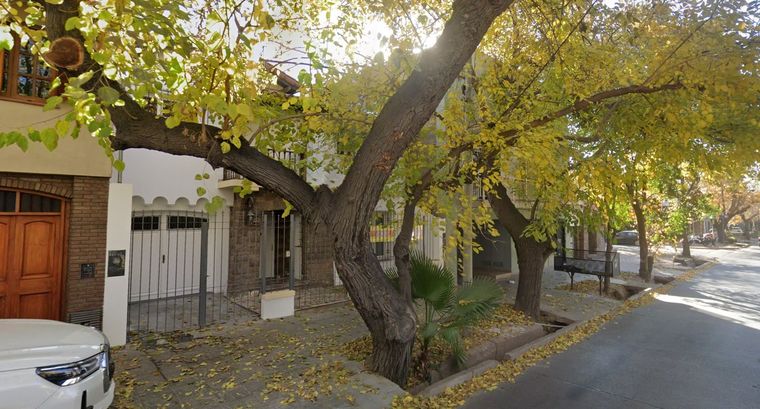 Una postal que se repite: casas en venta o en alquiler que son ocupadas por nuevos comercios que desembarcan en el barrio. Una postal que se repite: casas en venta o en alquiler que son ocupadas por nuevos comercios que desembarcan en el barrio.