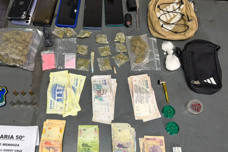 El procedimiento se realizó en Godoy Cruz y permitió secuestrar drogas, armas dinero y municiones. El procedimiento se realizó en Godoy Cruz y permitió secuestrar drogas, armas dinero y municiones.