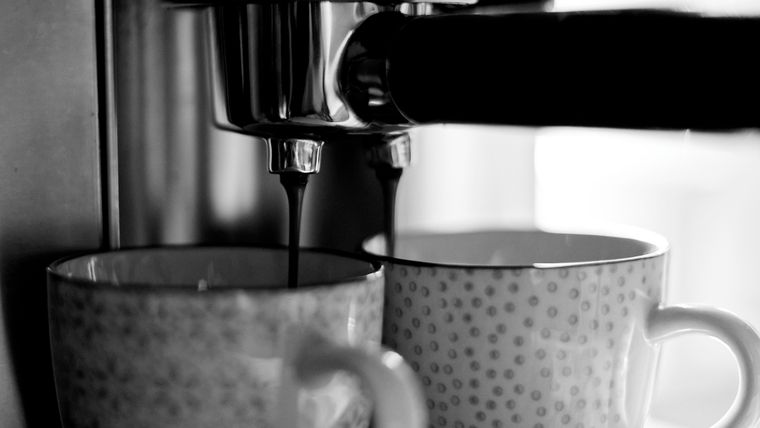 Gran parte de las marcas de café no recomiendan limpiar la cafetera con vinagre. De hecho, hacerlo podría invalidar su garantía. Sin embargos hay partes específicas de la cafetera que se  puede limpiar con vinagre. Foto: Pixabay