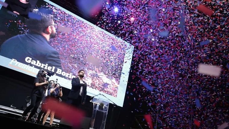 Gabriel Boric, durante el discurso tras su victoria por casi 12 puntos sobre José Antonio Kast. Foto: GETTY IMAGES