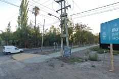 Testigos aseguran que el adolescente fue abandonado en la acequia del lugar tras el impacto. Foto: Google Maps